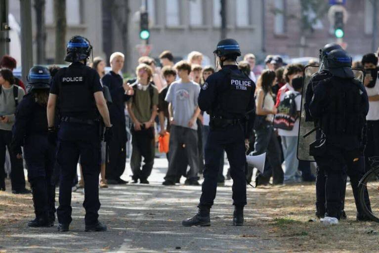 Illustration : Condamnation d’un étudiant après des doigts d’honneur à la police