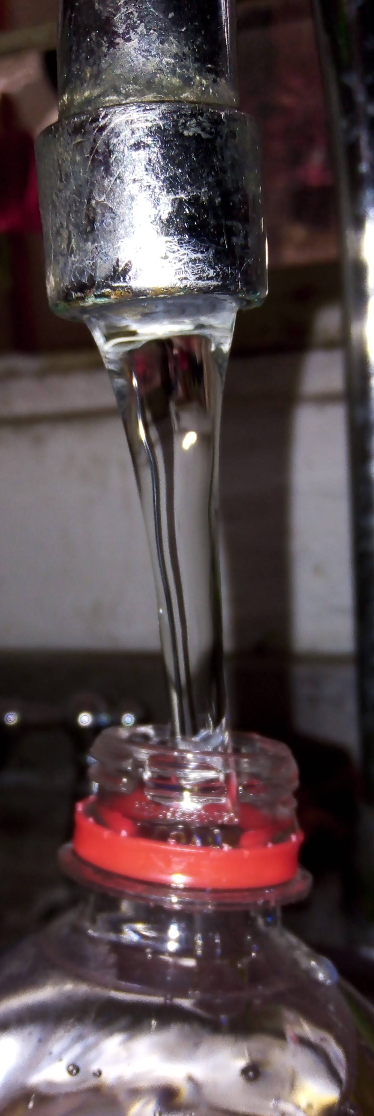 Eau du robinet remplissant une bouteille — illustration générique non localisée à Strasbourg