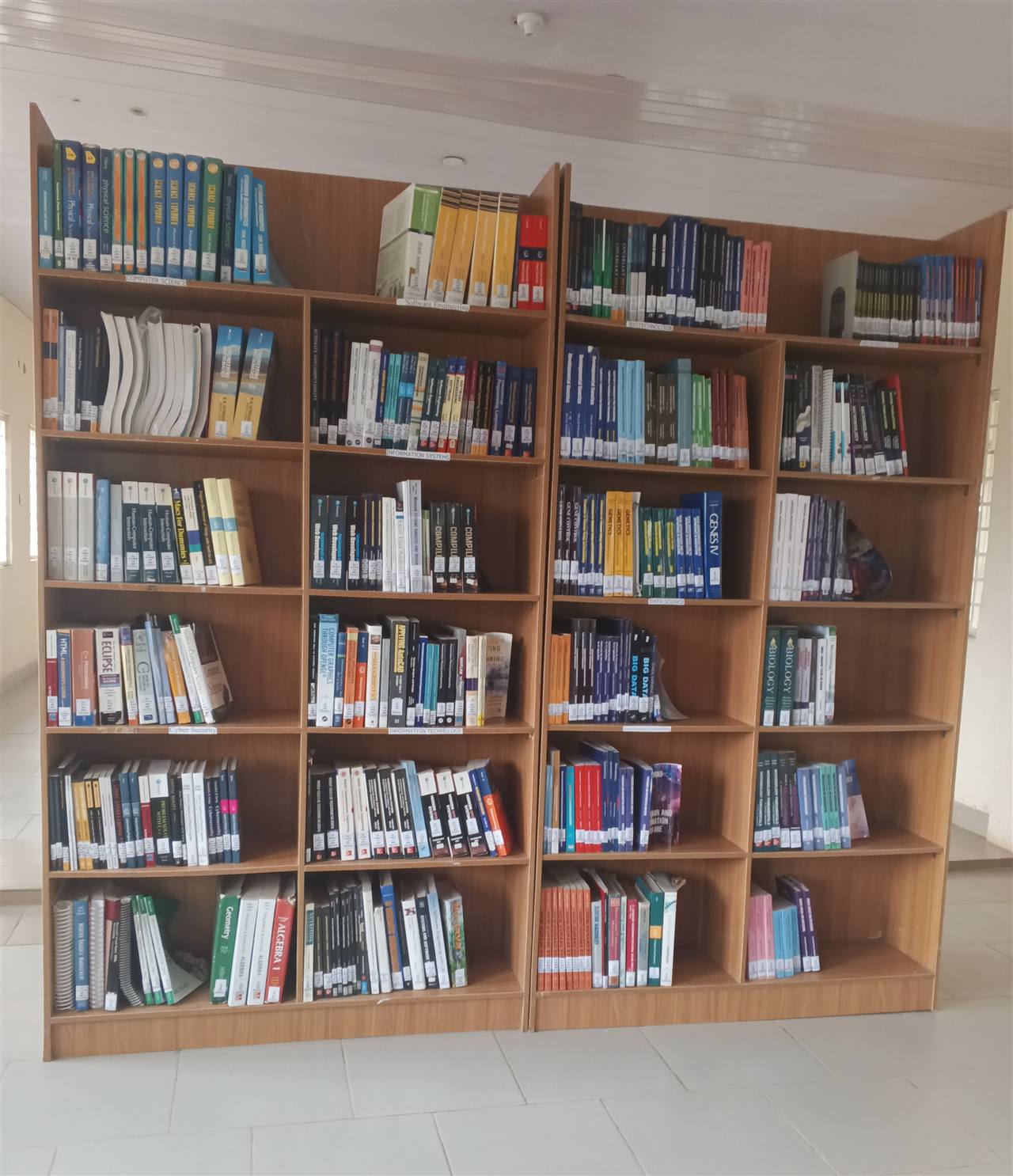 Rayonnages de bibliothèque — illustration générique, ne représente pas un établissement du réseau Pass’relle