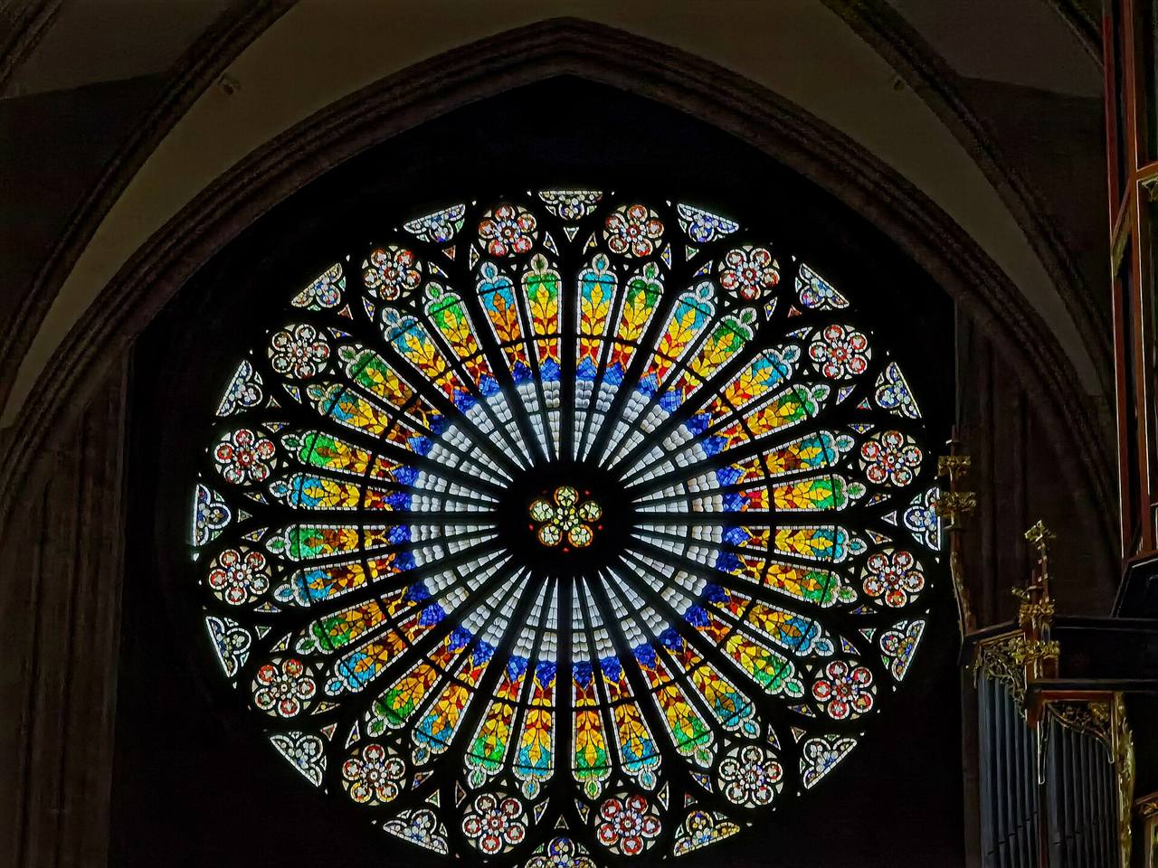 Strasbourg – Notre-Dame de Strasbourg – Choir – Leica Zoom lens panorama of the Rose Window & Cathedral Organ