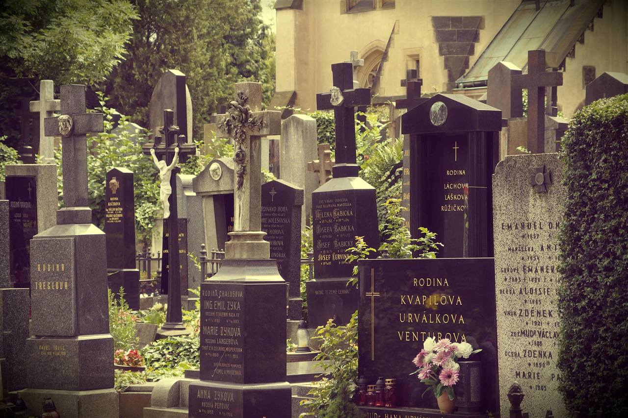 Cemetery — illustration générique, hors Strasbourg ; aucun état actuel des cimetières strasbourgeois documenté