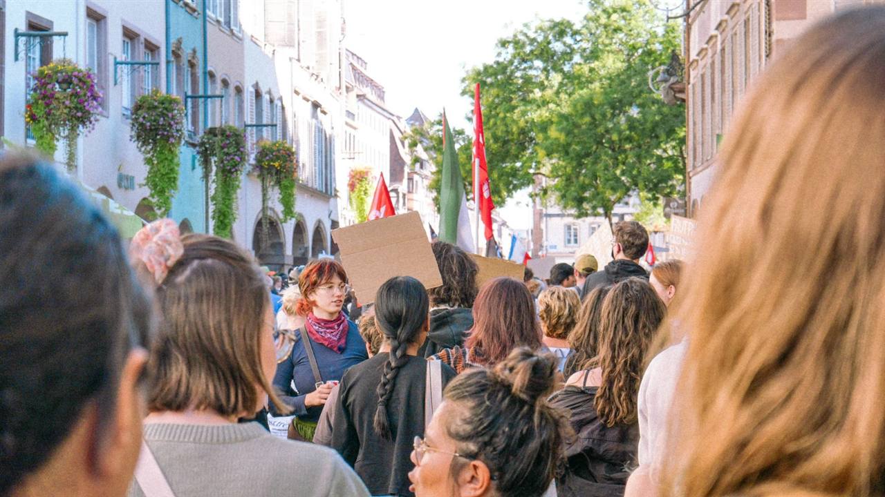 Illustration : Des lycéens et policiers s'opposent sur les conditions scolaires et la violence